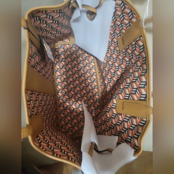 MCM Liz Reversible Medium Tote-Reversible to Geometric Pattern on Inside - Picture 8 of 11